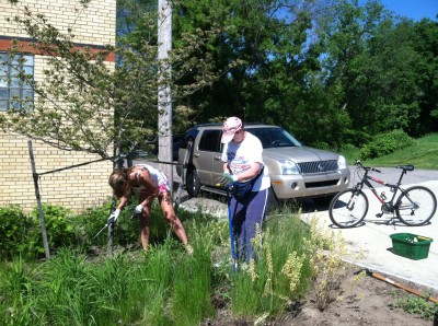 Village Council member Cindy Dresch and Kiwanian Patti McCabe dig in to get the job done!
