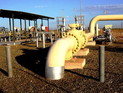 Pipeline image courtesy of Wikimedia.